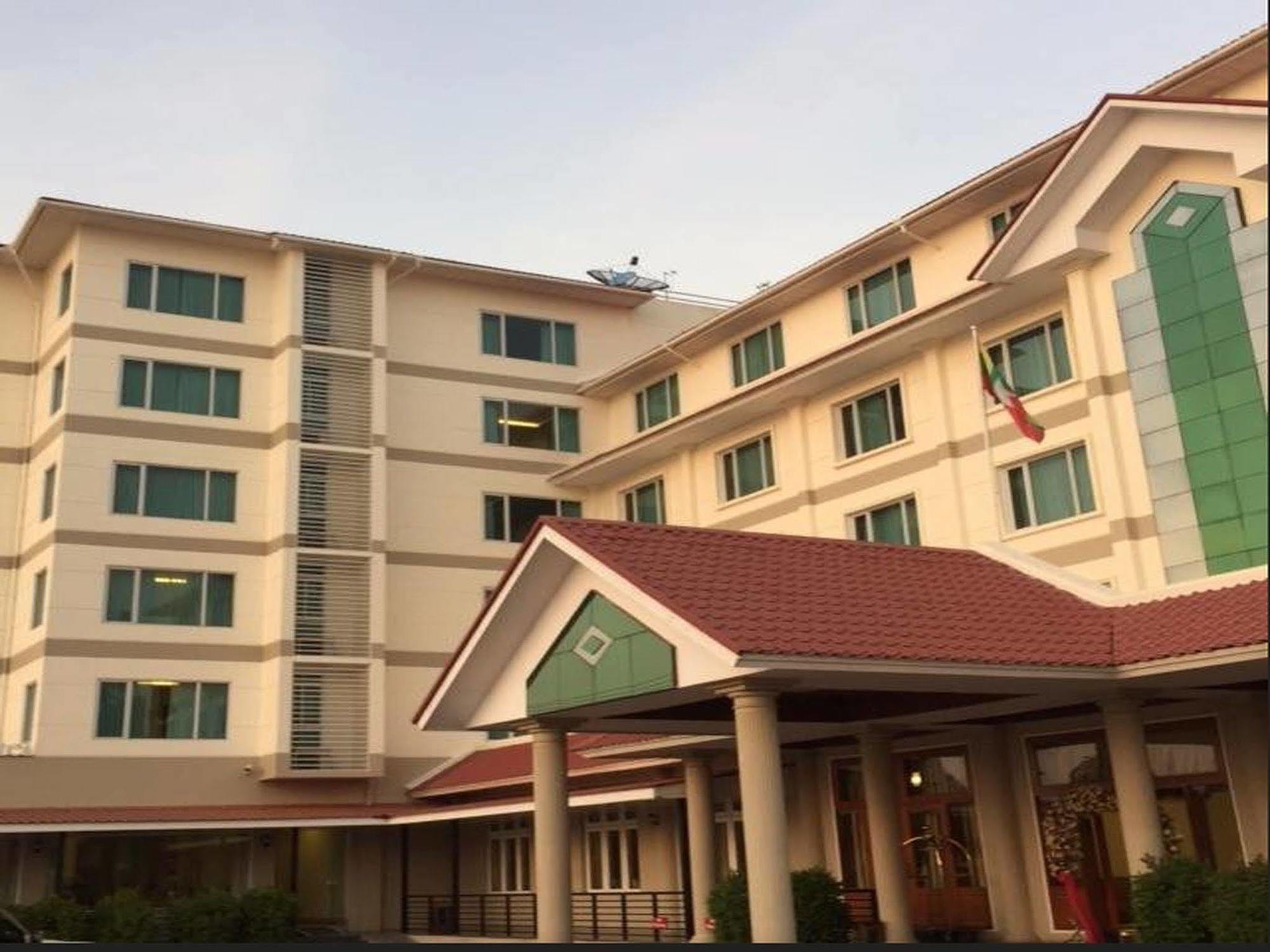 Ngwe Moe Hotel Моламяйн Екстериор снимка