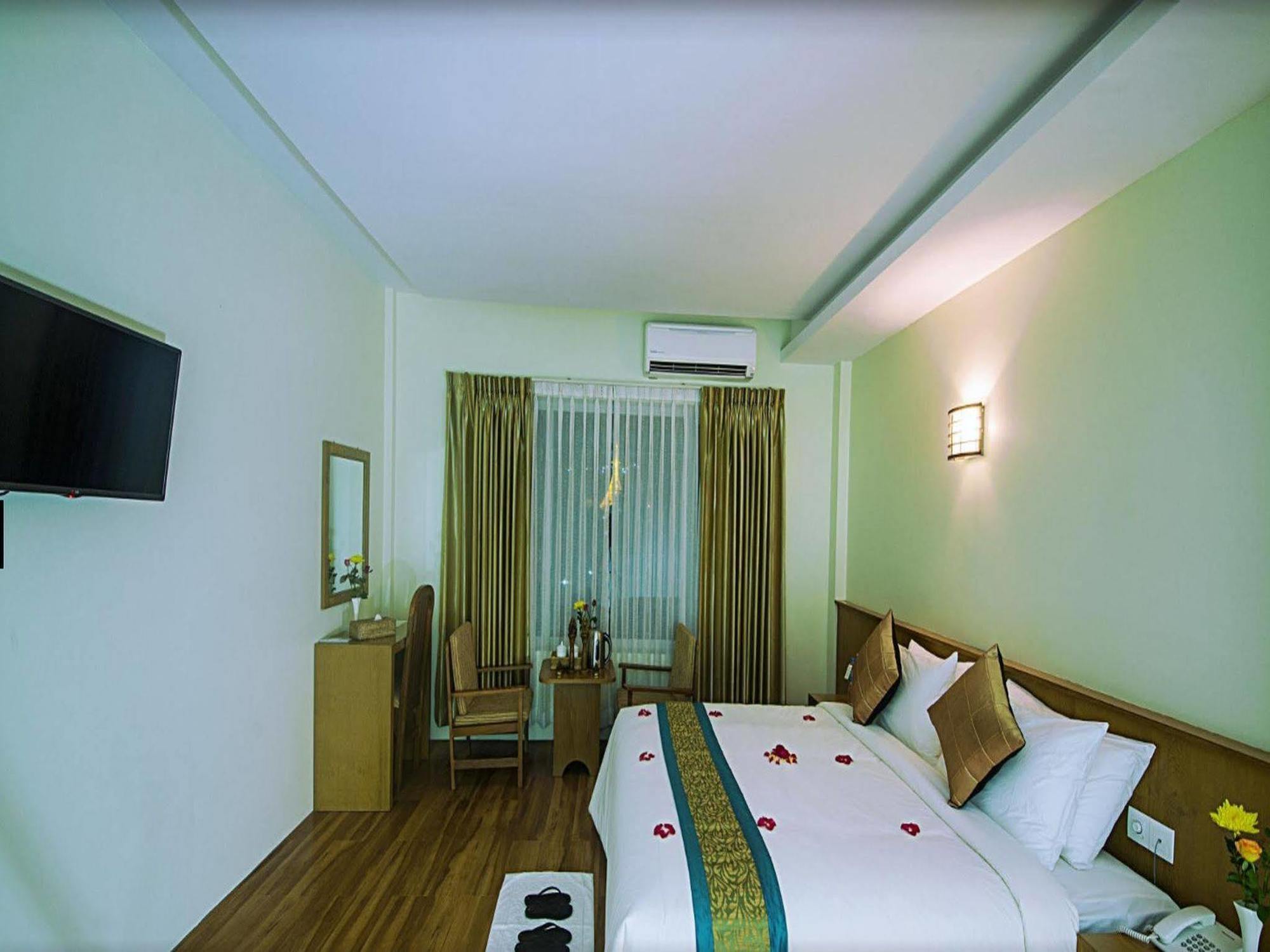 Ngwe Moe Hotel Моламяйн Екстериор снимка