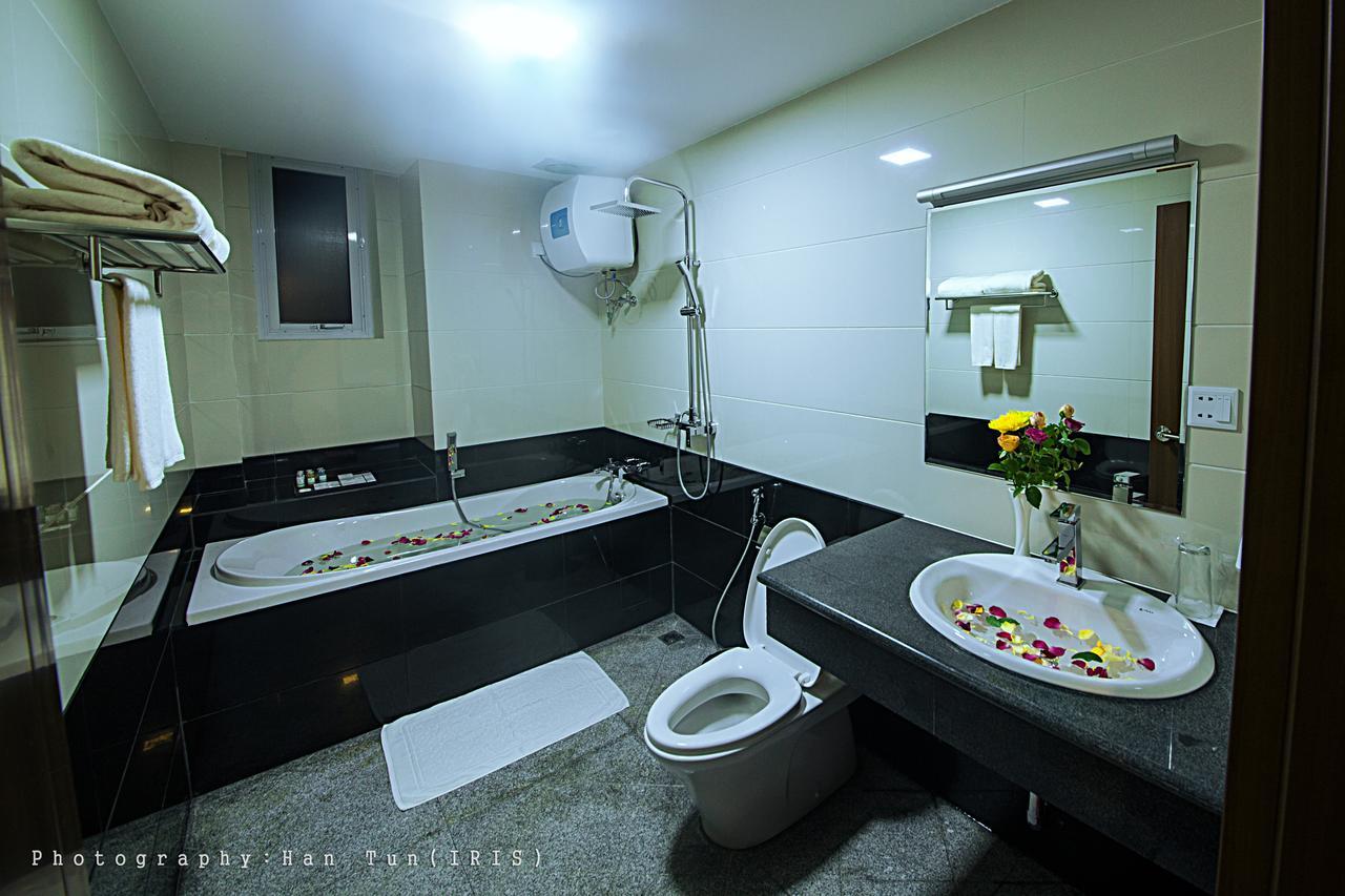 Ngwe Moe Hotel Моламяйн Екстериор снимка