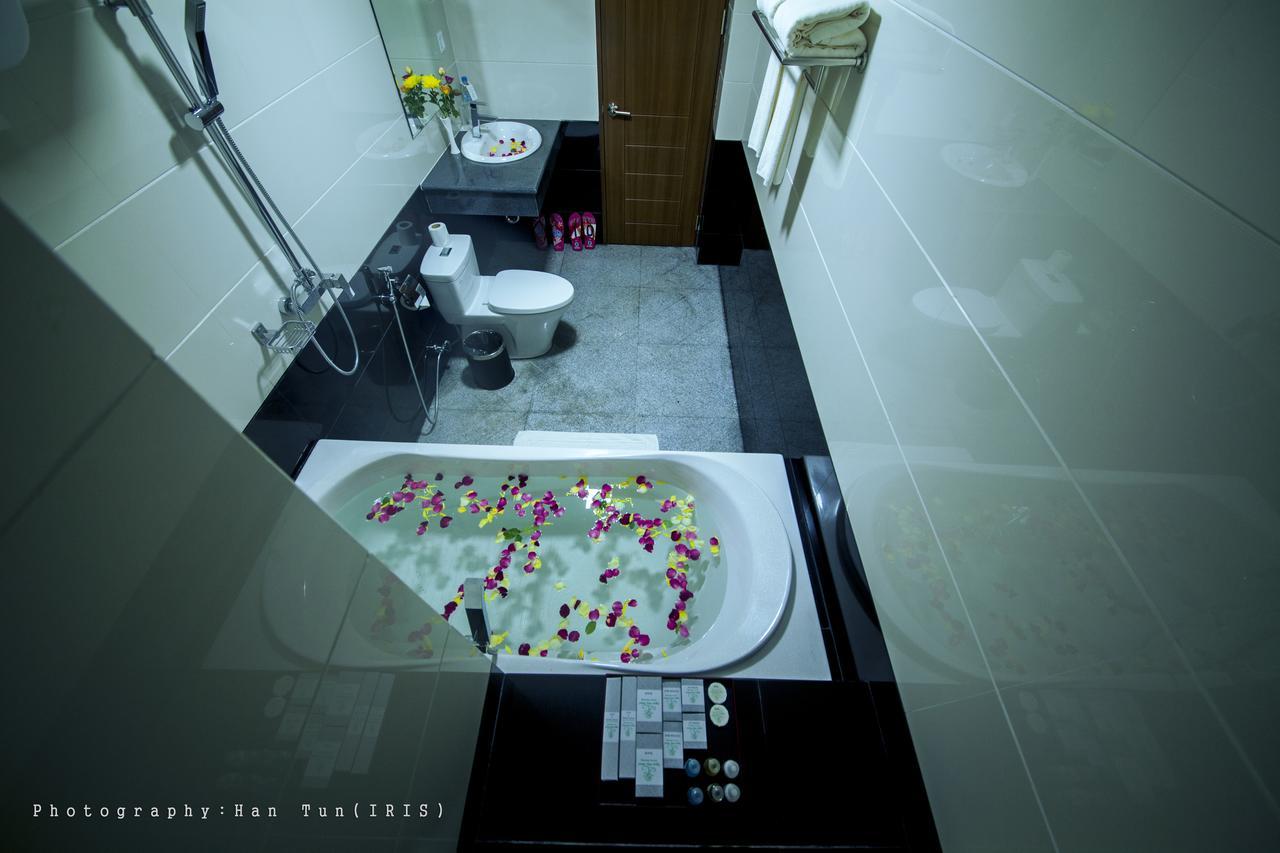 Ngwe Moe Hotel Моламяйн Екстериор снимка