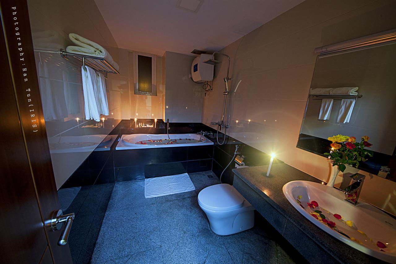 Ngwe Moe Hotel Моламяйн Екстериор снимка
