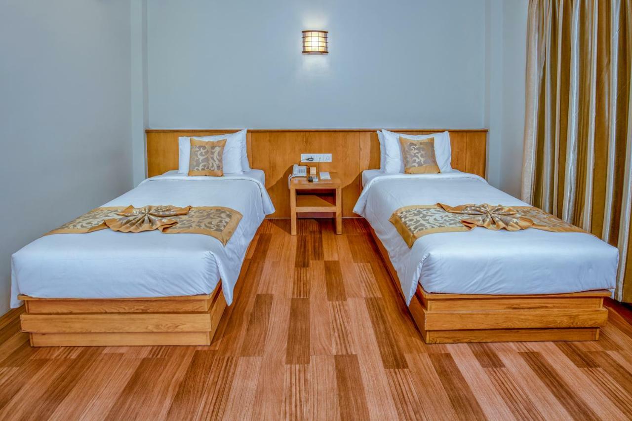 Ngwe Moe Hotel Моламяйн Екстериор снимка