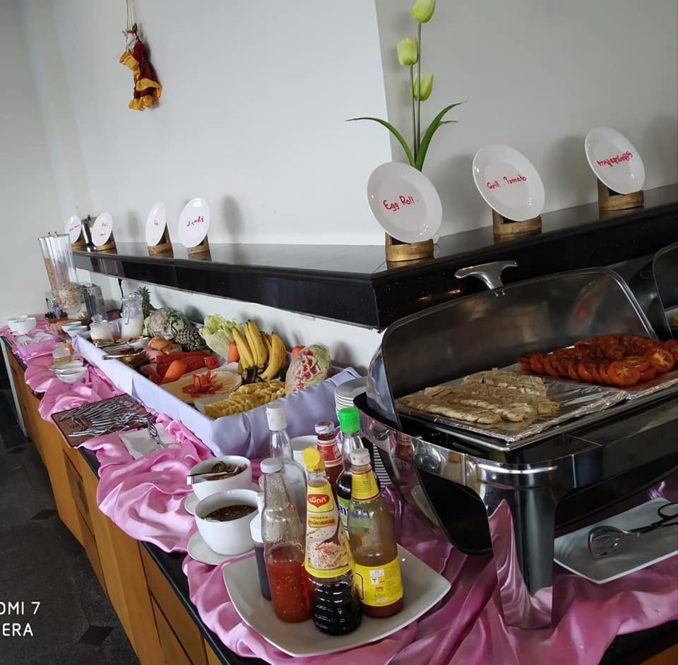 Ngwe Moe Hotel Моламяйн Екстериор снимка