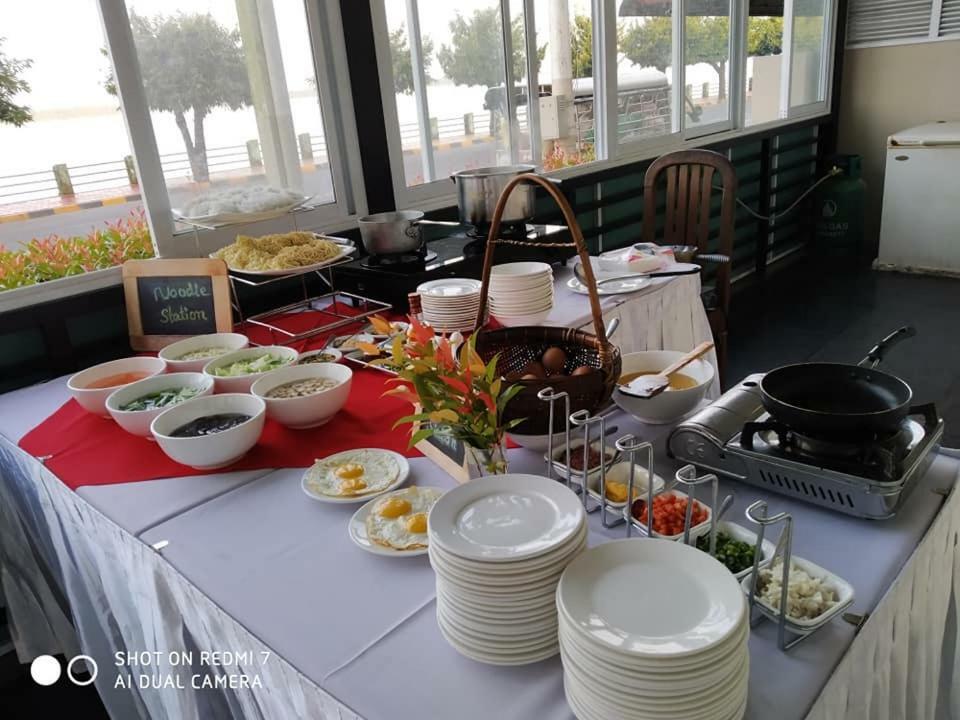 Ngwe Moe Hotel Моламяйн Екстериор снимка