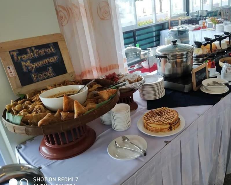 Ngwe Moe Hotel Моламяйн Екстериор снимка